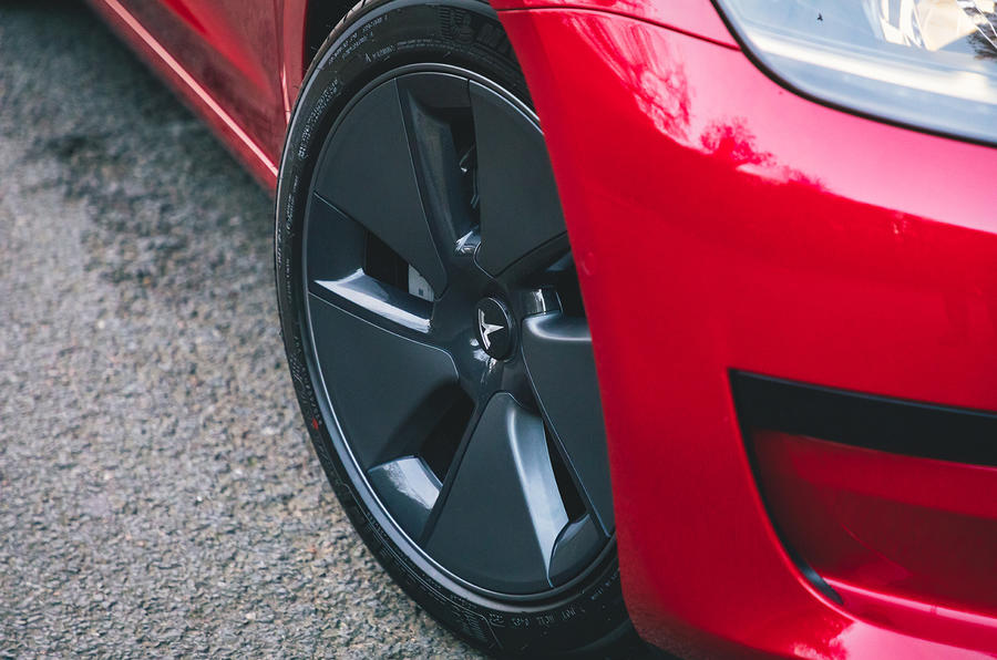 Tesla Model 3 Standard plus 2020 Premier examen de la conduite au Royaume-Uni - roues en alliage
