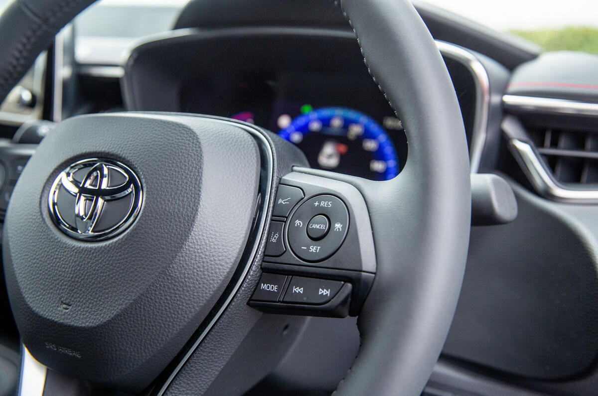 Äánh giá xe Toyota Corolla hatchback 1.8 hybrid 2019 UK - vô lÄng