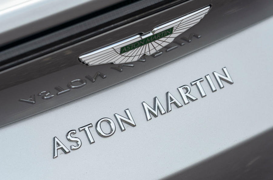 Aston Martin Vantage Roadster 2020 : premier bilan de conduite au Royaume-Uni - badge arrière