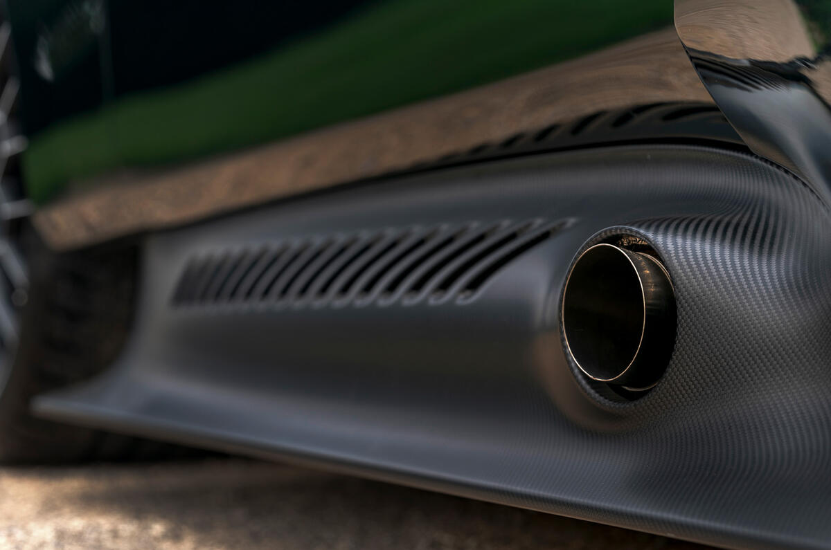 6 Échappements latéraux de l'Aston Martin Victor 2021