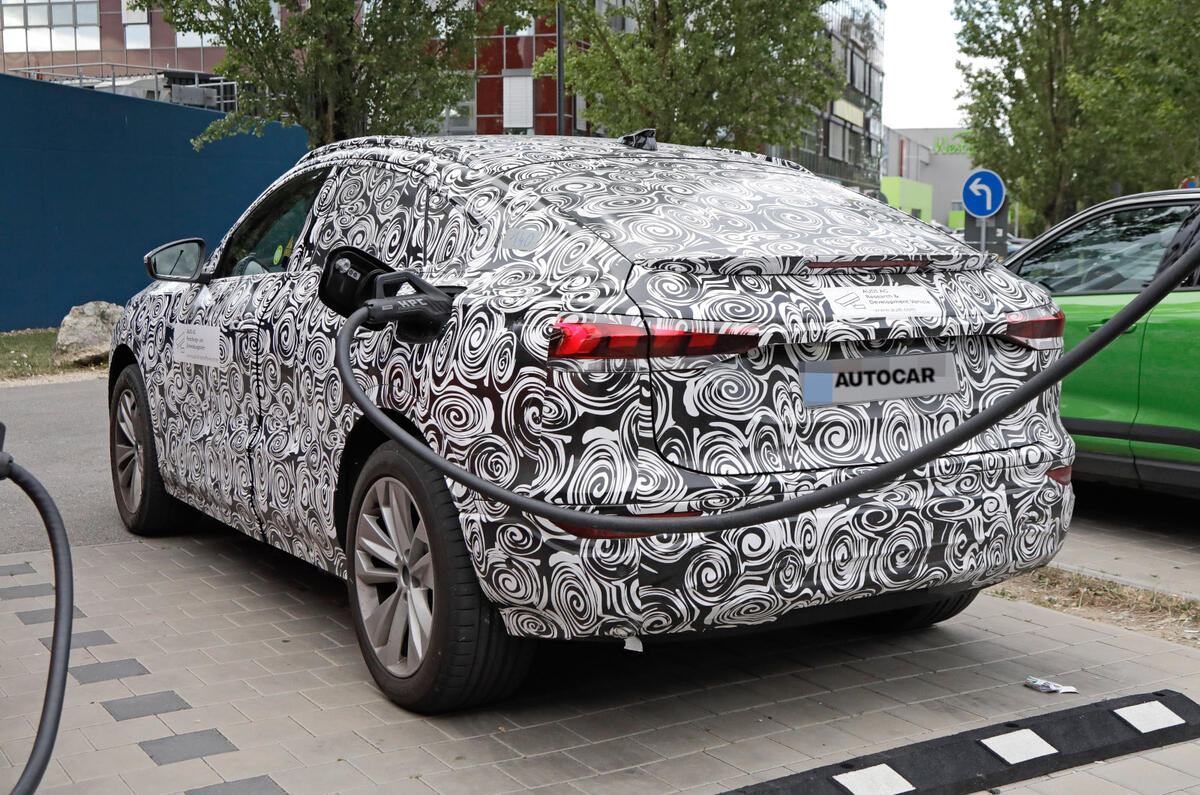 آئودی Q6 E-tron Sportback 2024 عقب استتار شده متصل به استاتیک