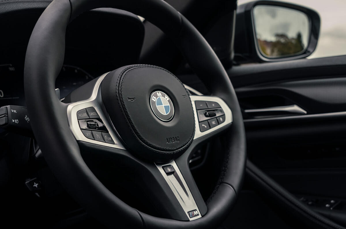6 BMW 5 Series Touring 530d 2021 UK FD steering wheel