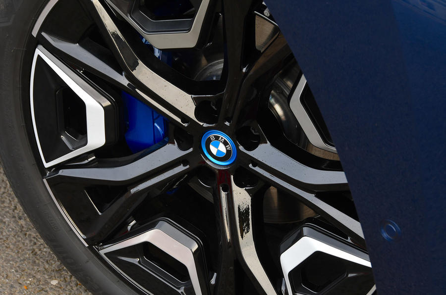 6 BMW iX xDrive40 2021, premier essai au Royaume-Uni - roues en alliage