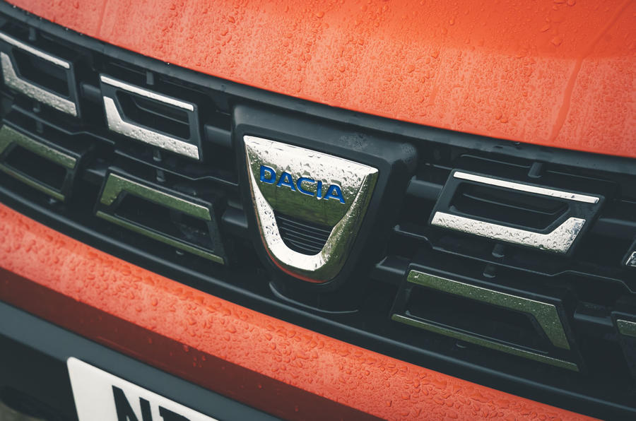 6 Dacia Duster 2x4 2022 : essai routier au Royaume-Uni - badge de nez