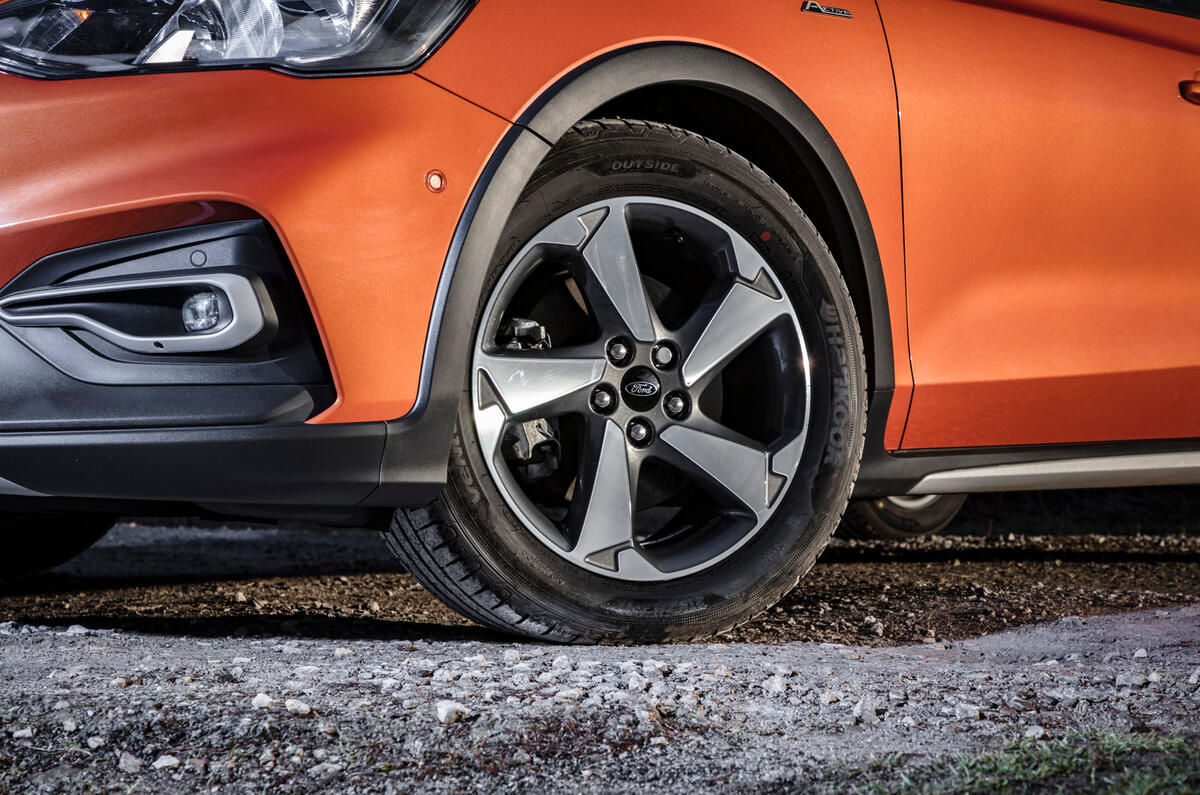 Äánh giá á» ÄÄ©a Äầu tiên cá»§a Ford Focus Active 2019 - bánh xe hợp kim