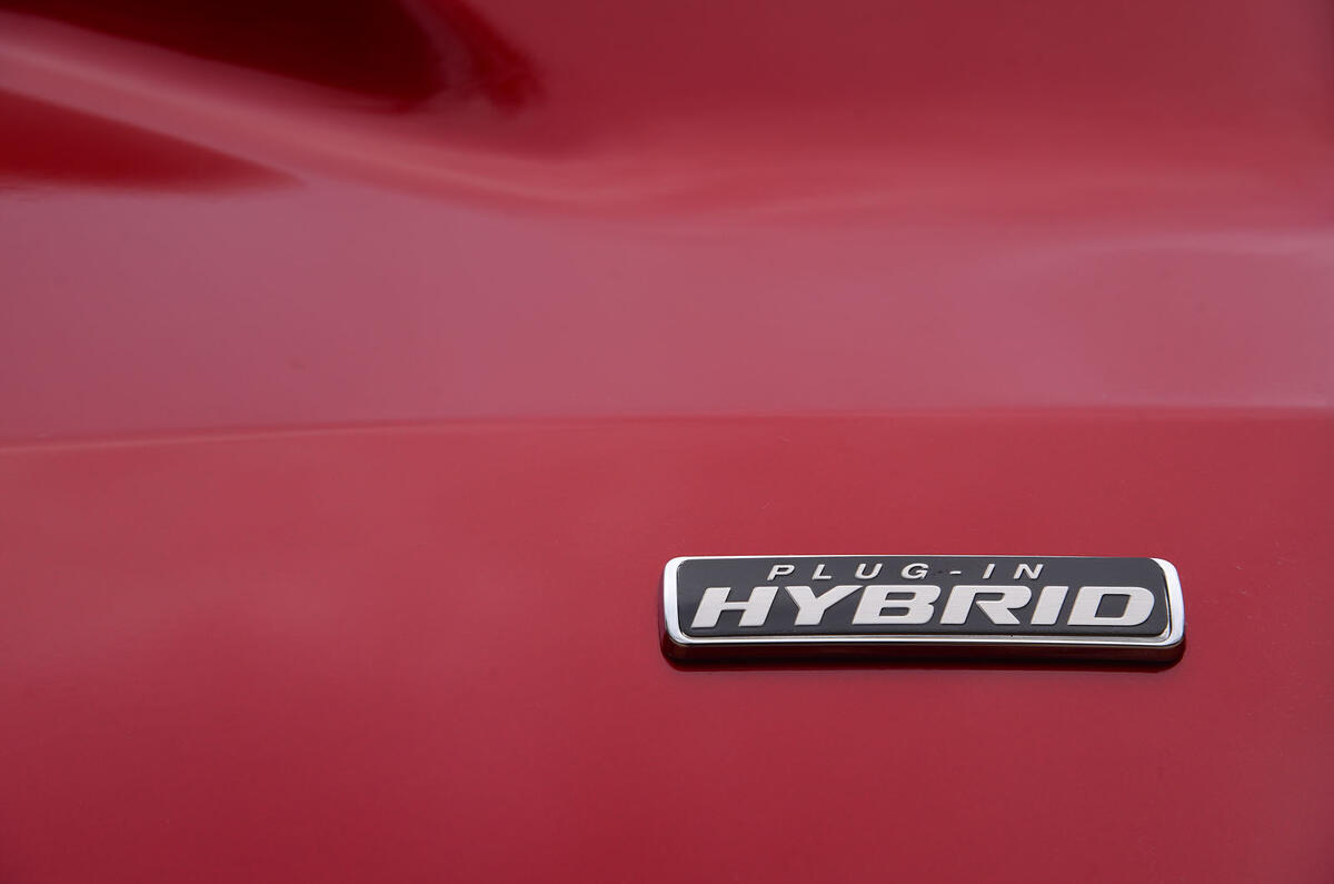 Ford Kuga ST-Line PHEV 2020 : premier bilan de conduite au Royaume-Uni - badge PHEV