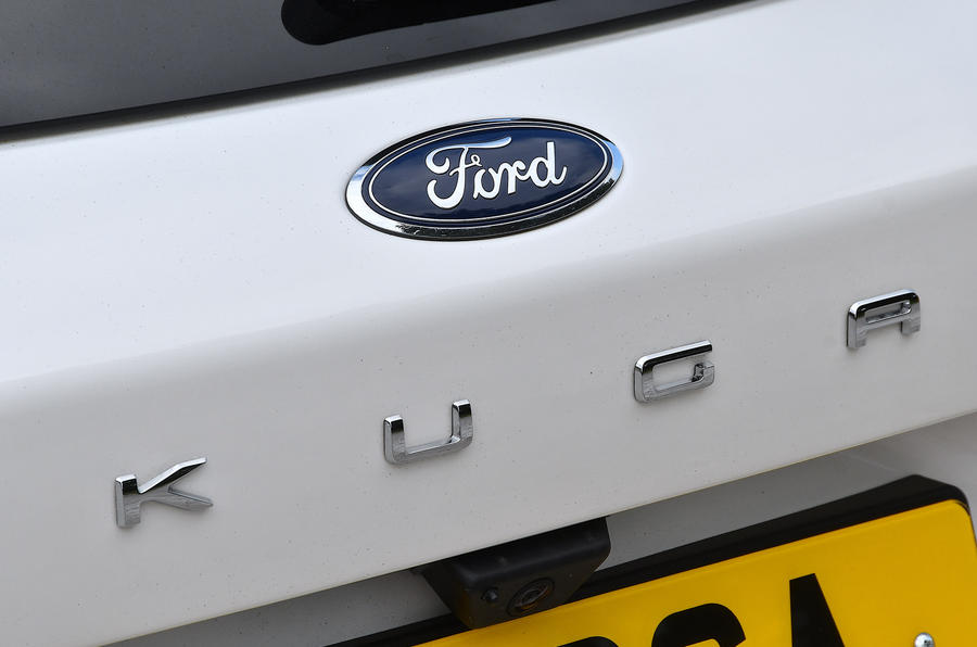 6 Badge arrière du Ford Kuga Ecoblue MHEV 2021 premier essai au Royaume-Uni