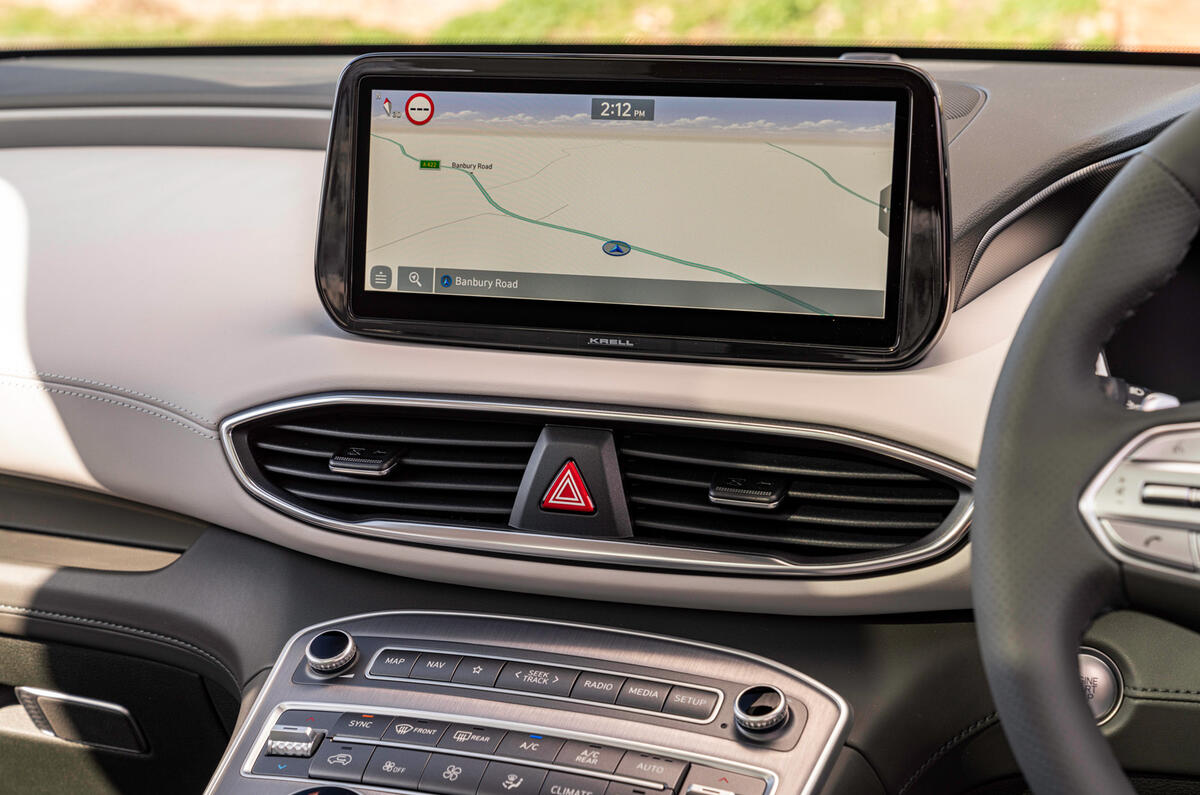 6 Hyundai Santa Fe PHEV 2021 UK FD infotainment