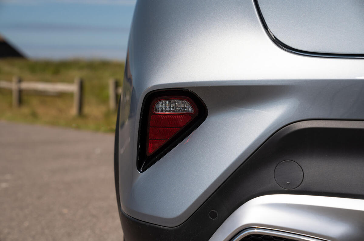 Kia Xceed plug-in hybrid 2020 UK first drive review - rear foglight
