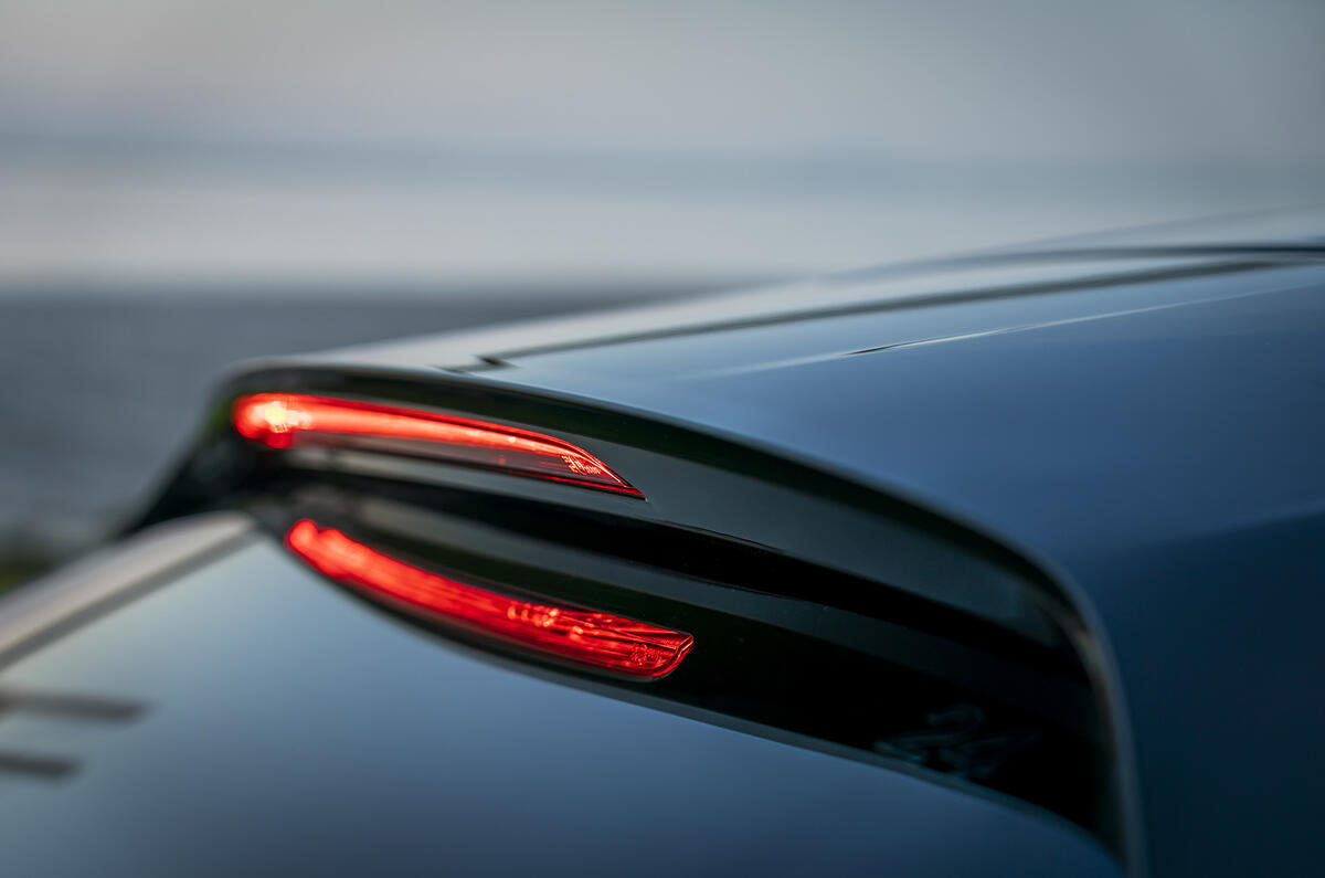 Äánh giá xe Mazda 3 2019 châu Ãu Äầu tiên - Äèn phanh