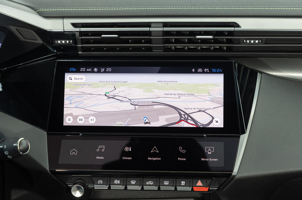 6 Peugeot 308 Hybrid 225 2021 LHD review infotainment