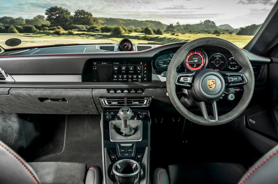 6 Porsche 911 GTS 2021 Royaume-Uni : premier essai - cabine