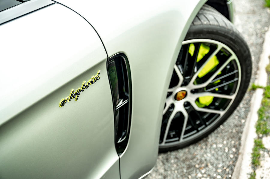 Porsche Panamera e-Hybrid 2020 : premier bilan de la conduite au Royaume-Uni - autocollants latéraux