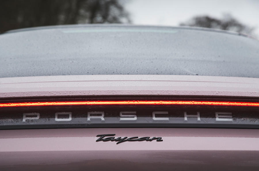 6 Porsche Taycan RWD 2021 : premier examen des feux arrière au Royaume-Uni