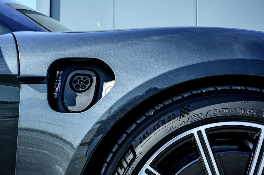 Porsche Taycan Turbo 2020 : premier examen de la conduite au Royaume-Uni - port de chargement