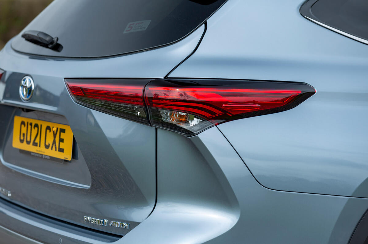 6 Toyota Highlander 2021, premier essai au Royaume-Uni, feux arrière