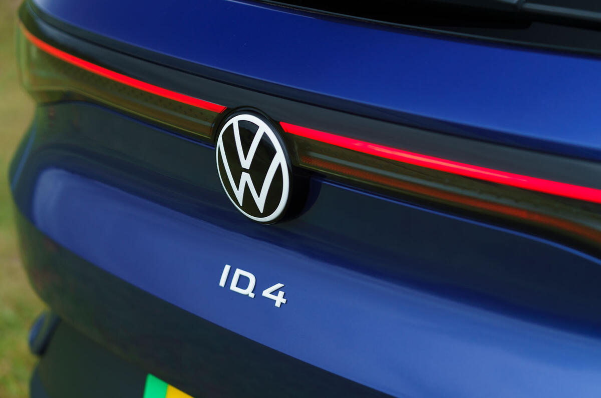 6 Volkswagen ID 4 2021 UE : essai de conduite en première mondiale - badge arrière