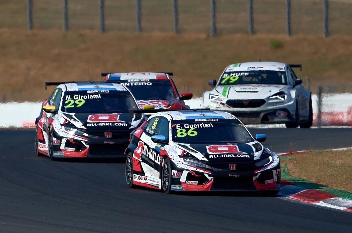 WTCC Honda Civic 2022 leading pack Vallelunga