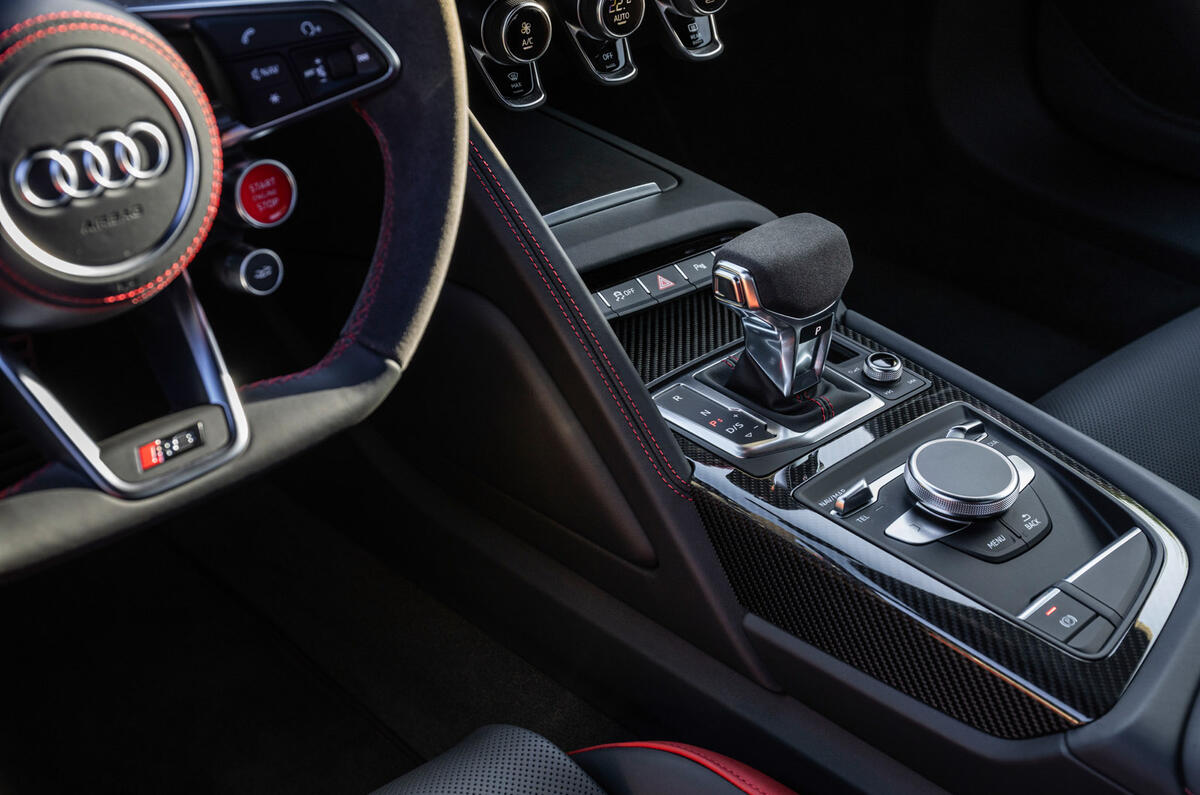 7 Audi R8 RWD Performance 2021 : premier essai - console centrale