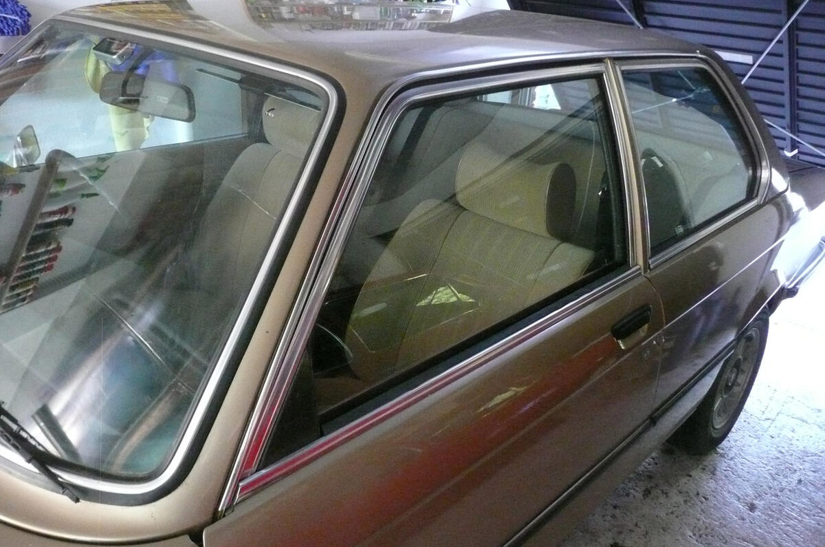 BMW 320 - window