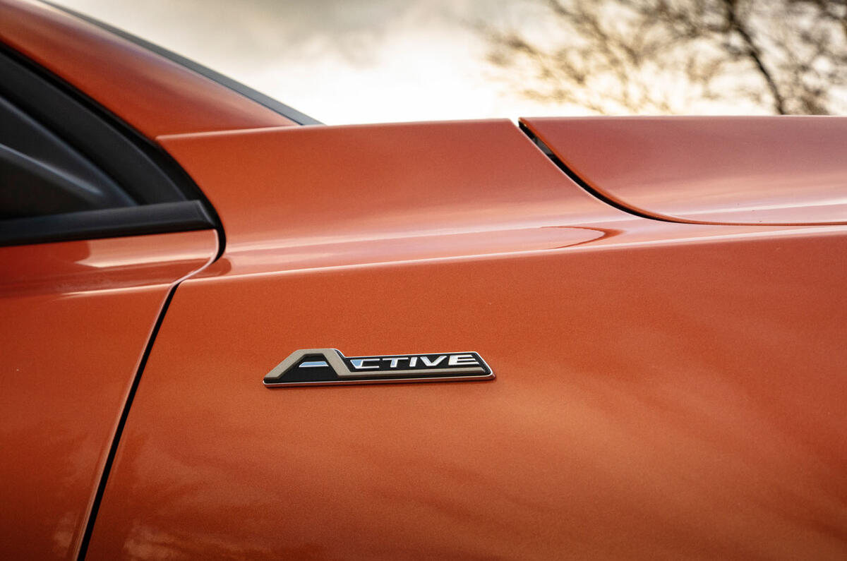 Äánh giá á» ÄÄ©a Äầu tiên cá»§a Ford Focus Active 2019 - huy hiá»u cánh