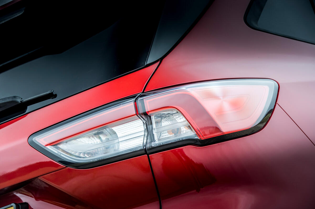 7 Ford Kuga FHEV 2021 UE FD feux arrière