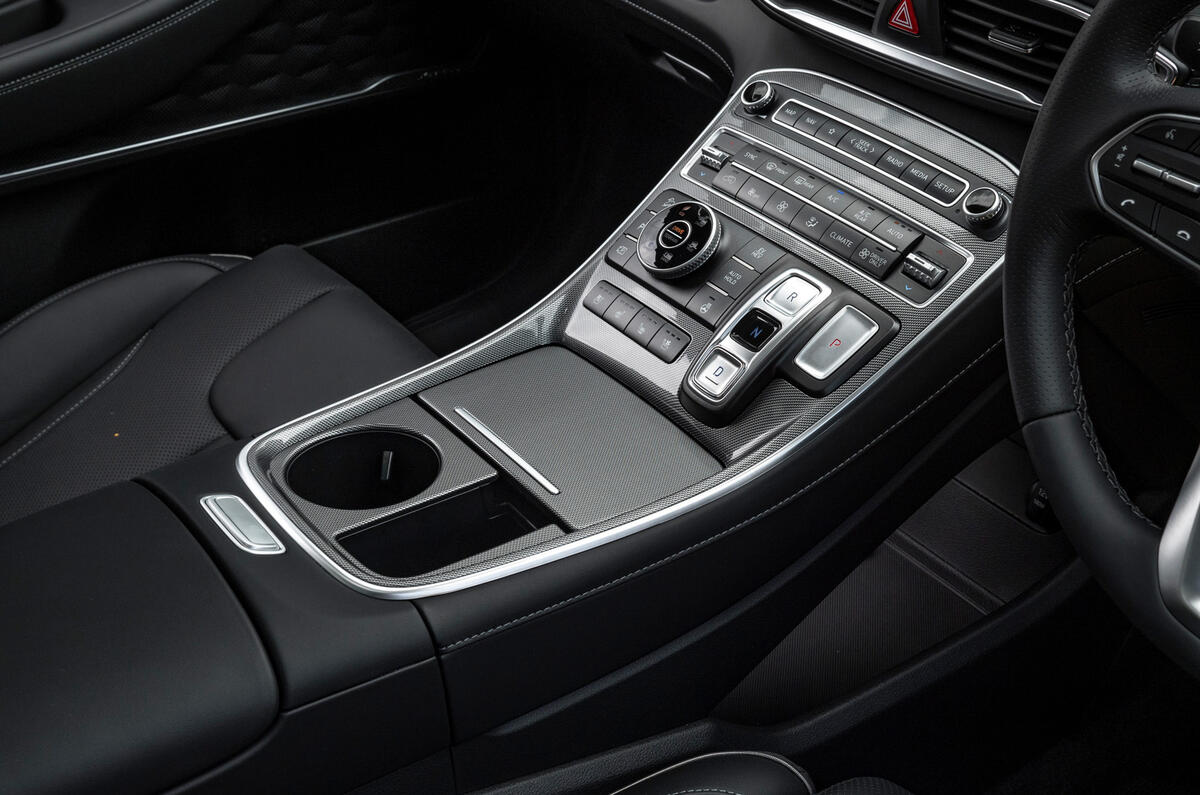 7 Hyundai Santa Fe PHEV 2021 UK FD centre console