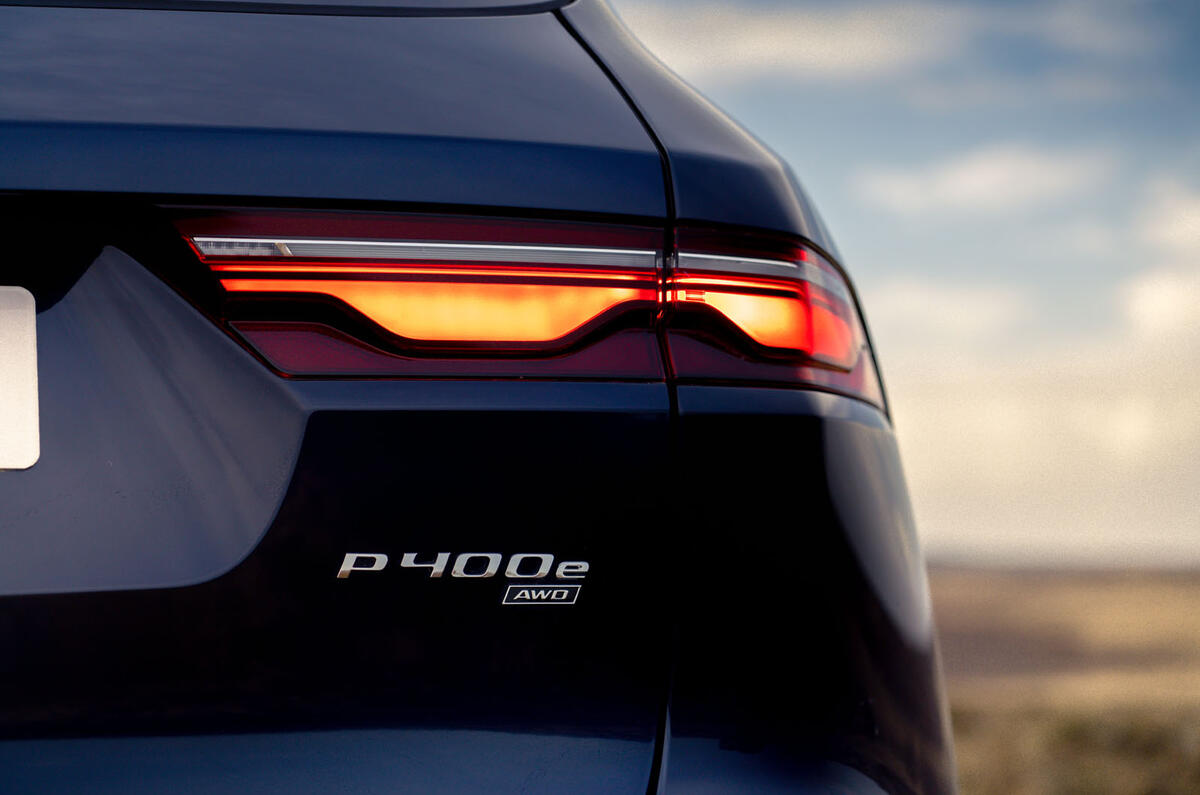 7 Jaguar F Pace P400e 2021 : premier essai au volant en France - feux arrière