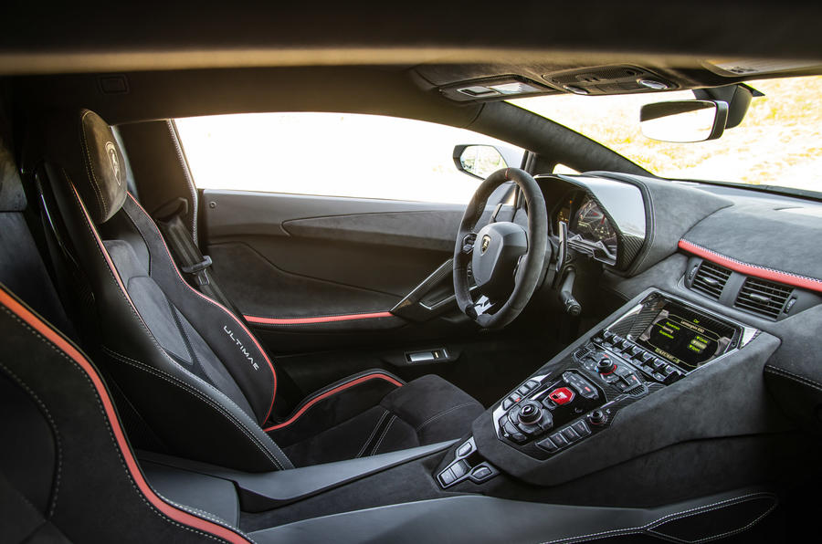 7 Lamborghini Aventador Ultimae 2022 premier essai cabine
