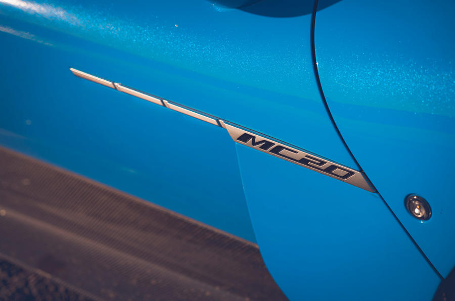 7 Maserati MC20 2022 : premier essai au Royaume-Uni - badge latéral