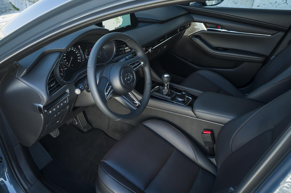 Äánh giá lái xe Äầu tiên châu Ãu Mazda 3 2019 - cabin