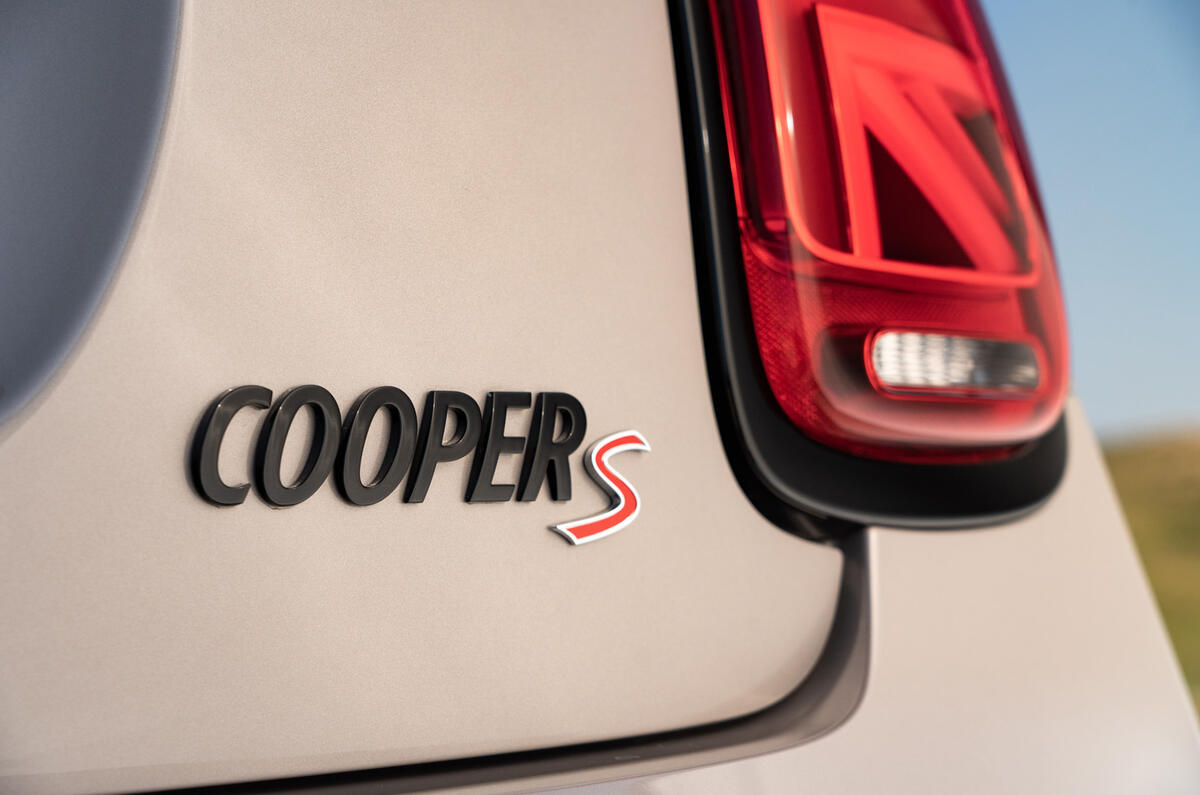 7 Mini Cooper S 2021 UK FD rear badge