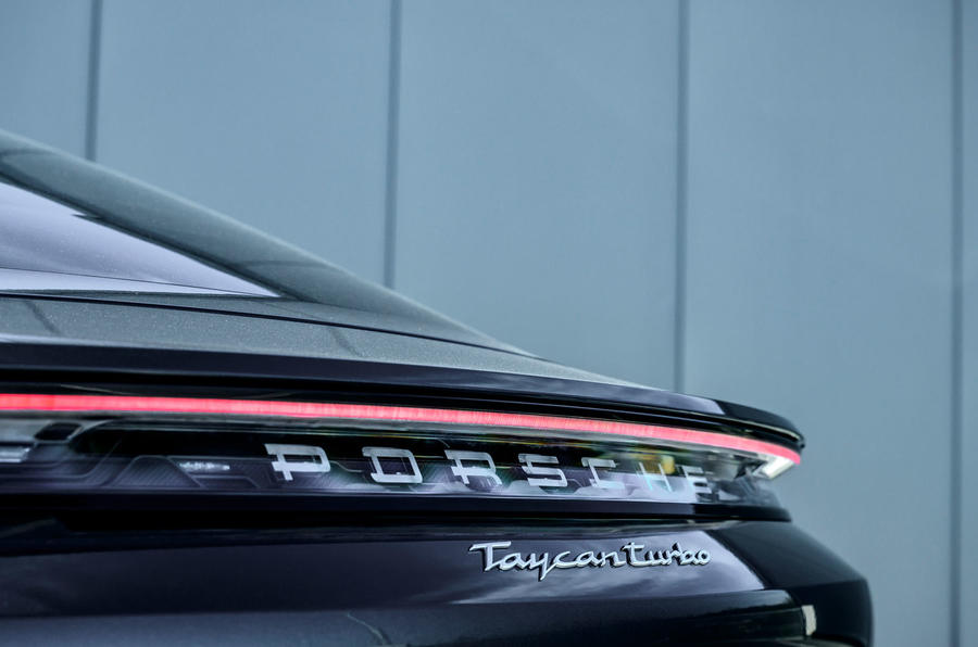 Porsche Taycan Turbo 2020 : premier bilan de conduite au Royaume-Uni - barre de LED arrière