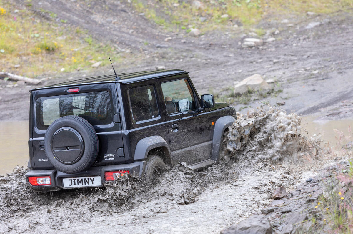 7 Suzuki Jimny Commercial 2021 FD patinage arrière