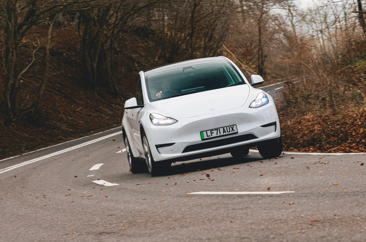 7 Tesla Model Y 2022 UE : essai de conduite, suivi des virages avant