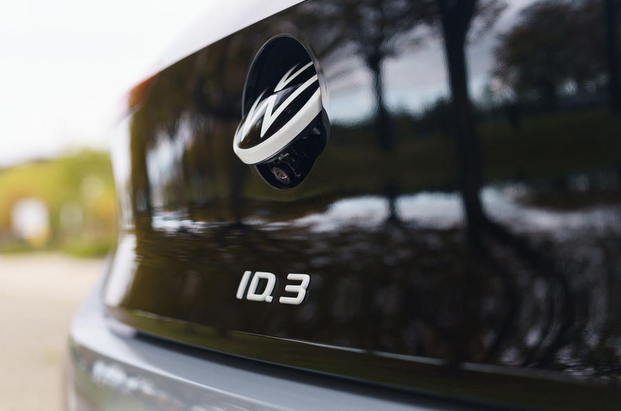 Volkswagen ID 3 2020 : premier examen de conduite au Royaume-Uni - badge arrière
