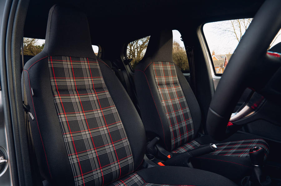 Volkswagen Up GTI 2020 : premier examen de conduite au Royaume-Uni - sièges avant