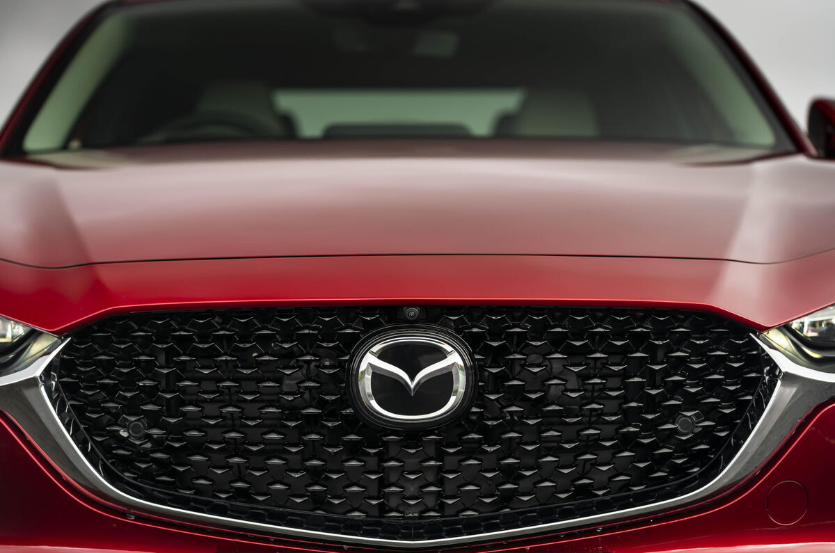 7 Calandre du Mazda CX 30 Skyactiv X