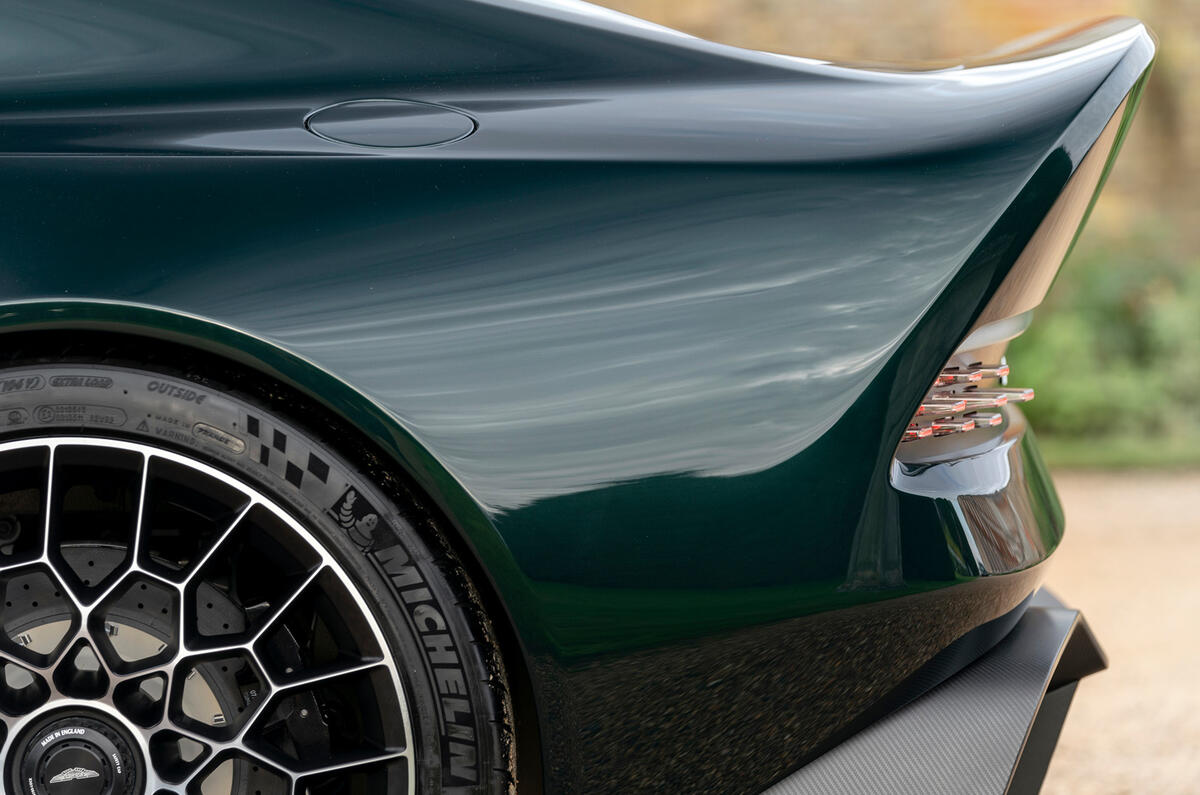 8 Aston Martin Victor 2021 arrière