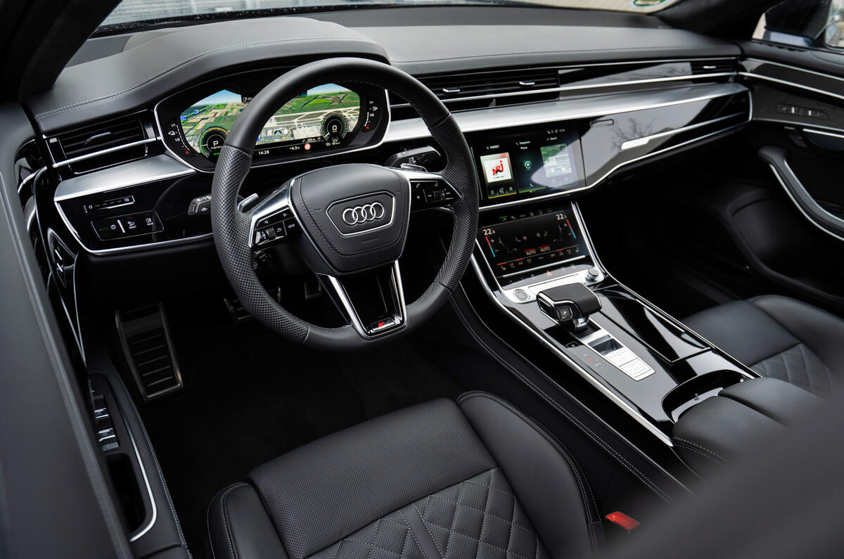 8 Audi A8 TFSIe 2022 : premier essai, tableau de bord