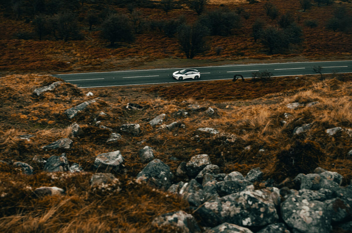BMW i8 - hero side