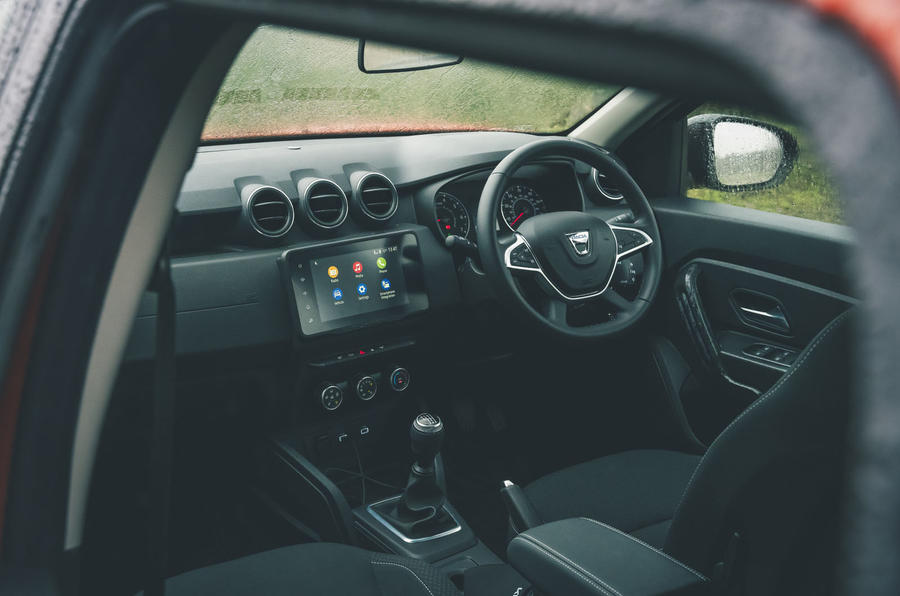 8 Dacia Duster 2x4 2022 UE : essai routier - cabine