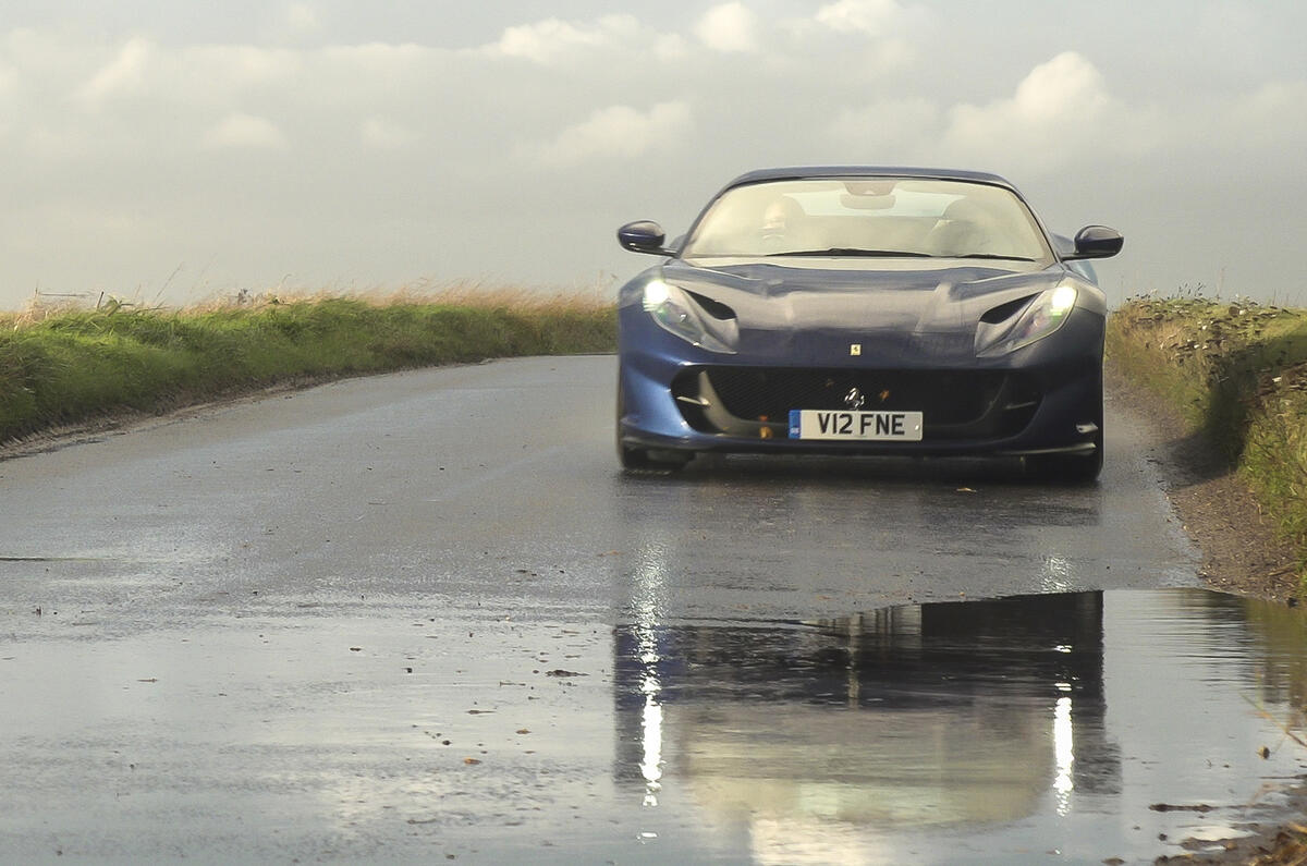 Ferrari 812 GTS 2020 : premier examen de conduite au Royaume-Uni - sur le nez de la route