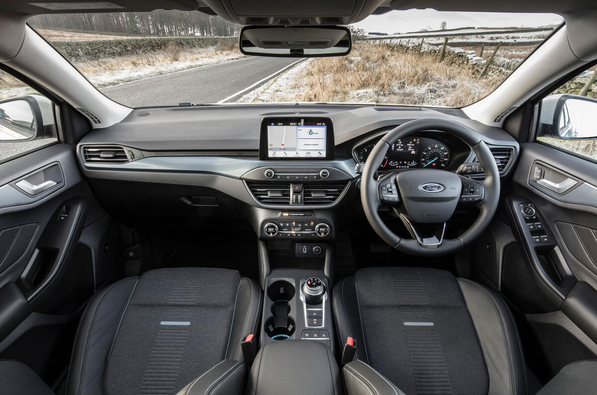 Äánh giá á» ÄÄ©a Äầu tiên cá»§a Ford Focus Active 2019 - buá»ng lái