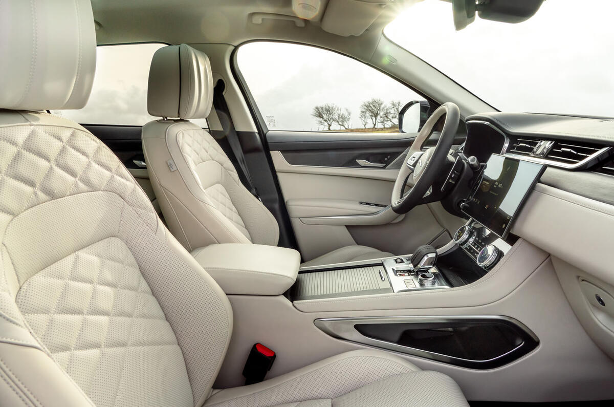 8 Jaguar F Pace P400e 2021 uk essai en première monte habitacle