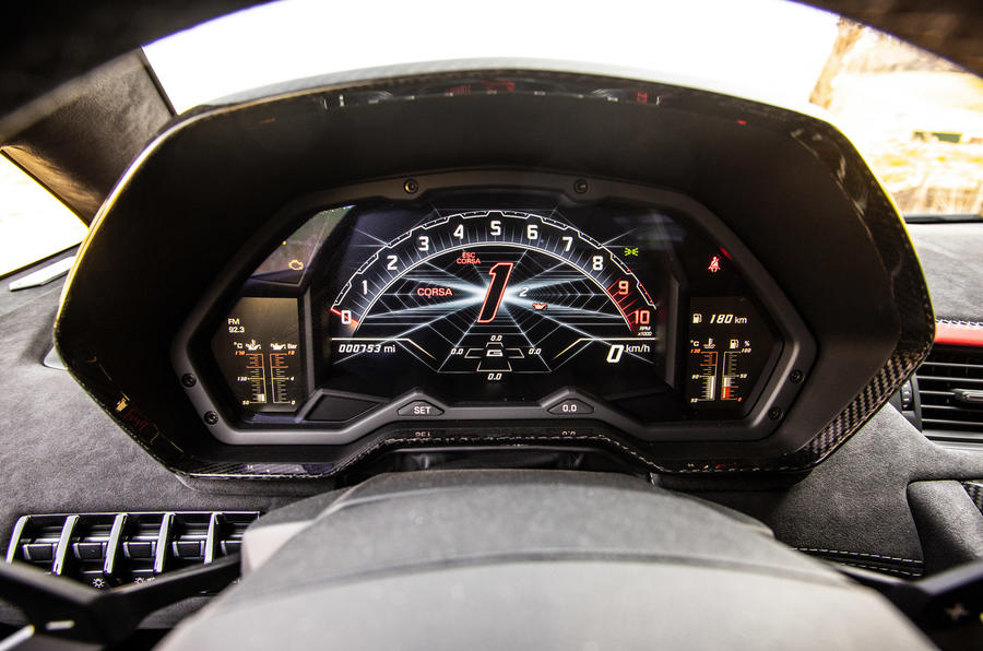8 Instruments de la Lamborghini Aventador Ultimae 2022 premier essai