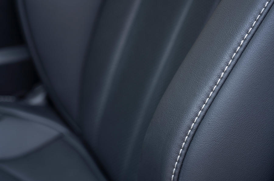 8 Lexus ES 300 F Sport 2022 : essai de premier essai - coutures des sièges