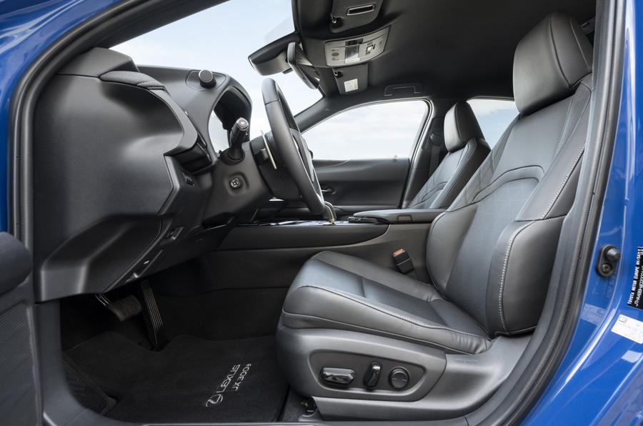 Lexus UX300e 2020 : premier bilan de la conduite au Royaume-Uni - cabine