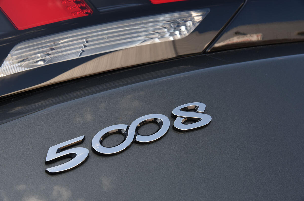 8-peugeot-5008-lt-rear-badge.jpg