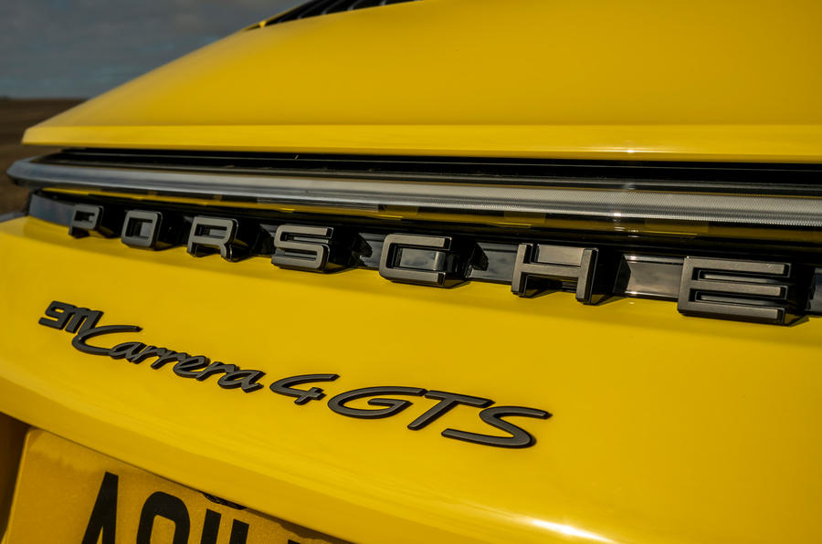 8 Porsche 911 GTS 2021 : essai de conduite en Angleterre - badge arrière